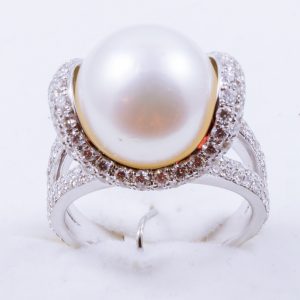 Bague en or blanc sertie d'une perle blanche et diamants (3582)